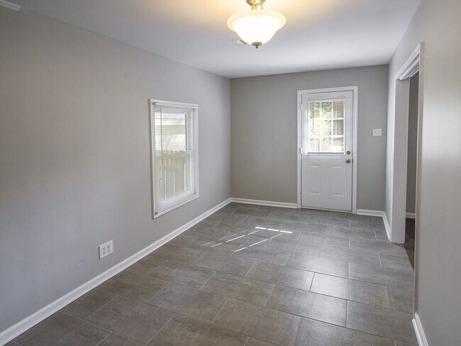 Building Photo - Updated 3 bed, 1.5 bath home with great curb appeal.