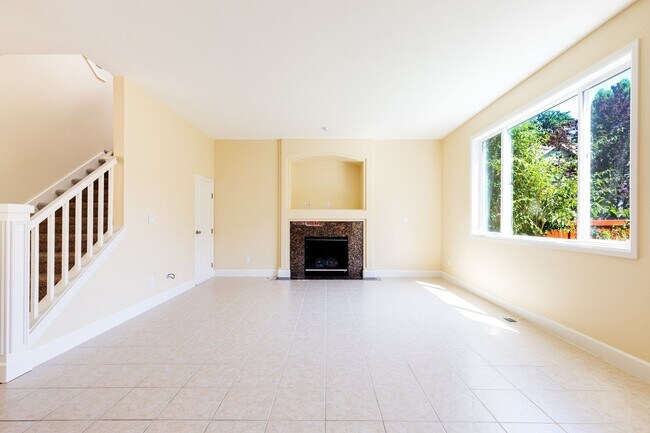 Building Photo - Beautiful 5 Bedroom 3 Bath Redmond Home!
