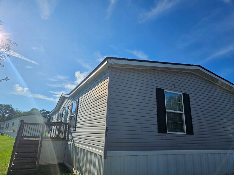 Building Photo - 61 Lynnwood Cir