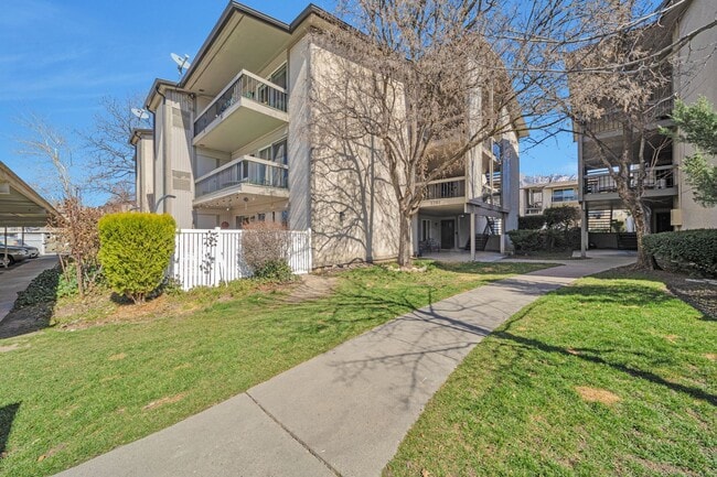 Building Photo - Ground Level 2 Bedroom 2 Bathroom Condo- Gated Murray Community