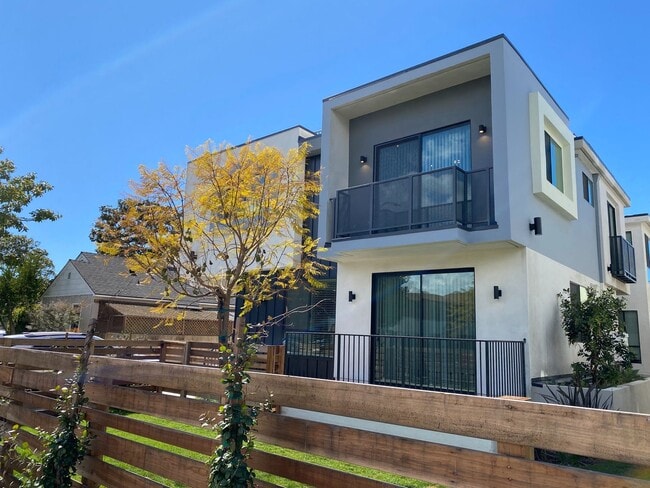 Building Photo - NEW SMART*4BD*4BA*TOWNHOME/ROOF DECK*CENTRAL AIR/HEAT*STAINLESS STEEL APPLIANCES*WASHER/DRYER IN ...