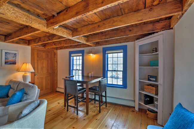 Dining Area - 8 Dock Sq