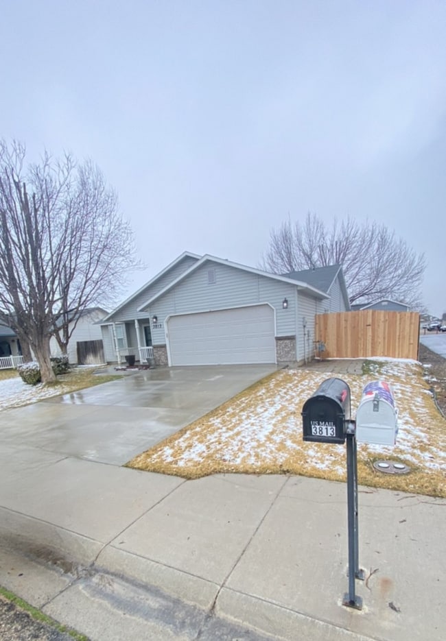 Building Photo - Super Cute Home!