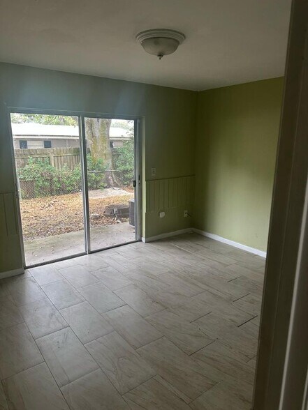 Building Photo - 214 N Chestnut Rd