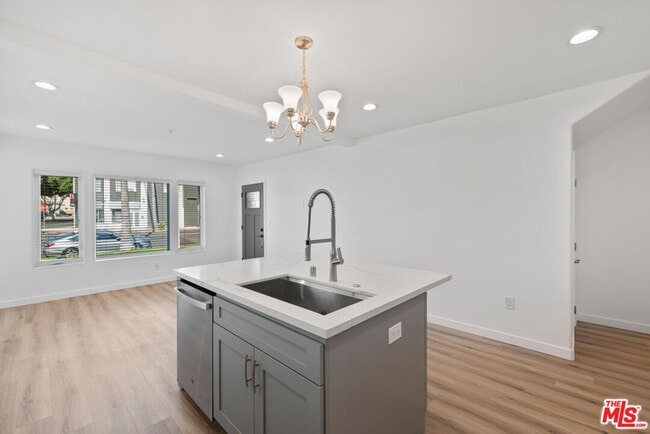 Building Photo - 10 N Primrose Ave