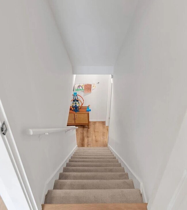 Building Photo - 1304 Lawrence Ave