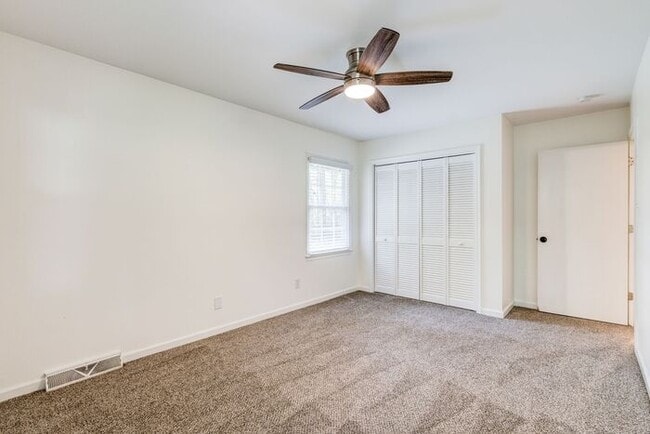 Building Photo - Private Home on Spacious Lot in Browns Sum...