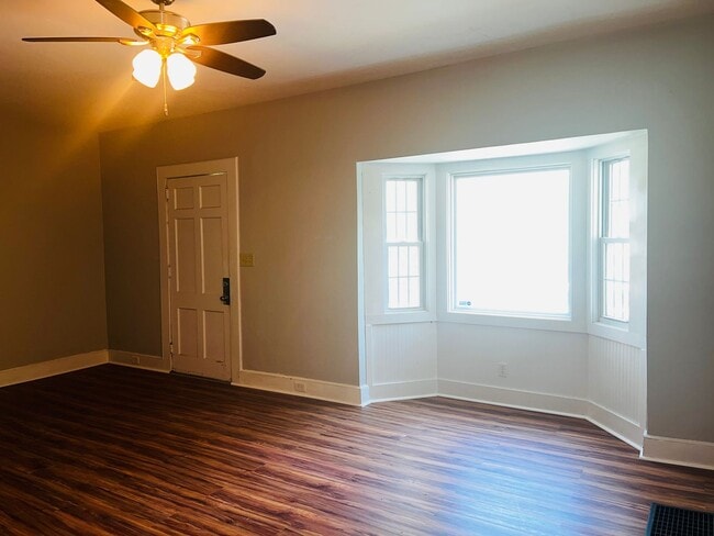 Building Photo - Beautiful 4 bedroom 2 bathroom home in Lagrange! Must see!