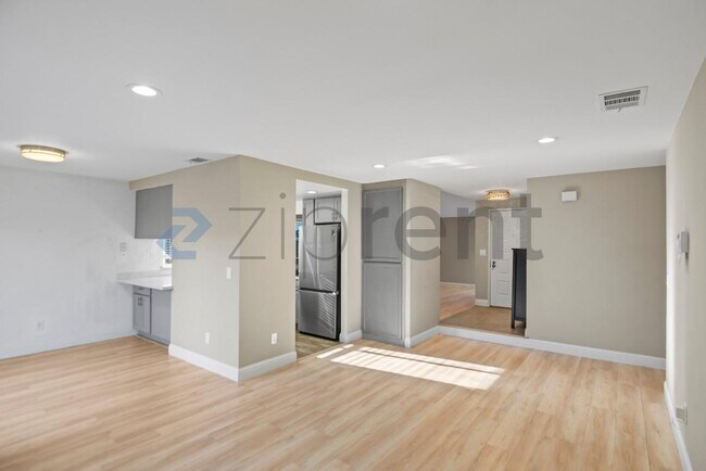 Building Photo - 33739 Slender Ct