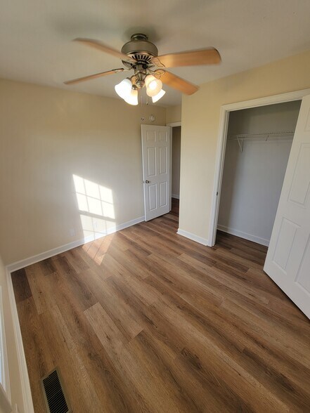 bedroom 3 - 11665 Julien Rd
