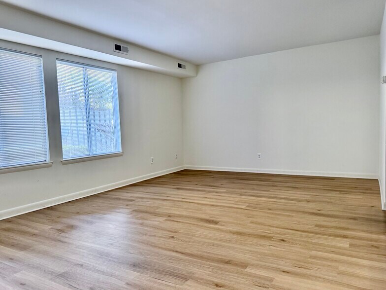 Building Photo - 100 Mathews Dr