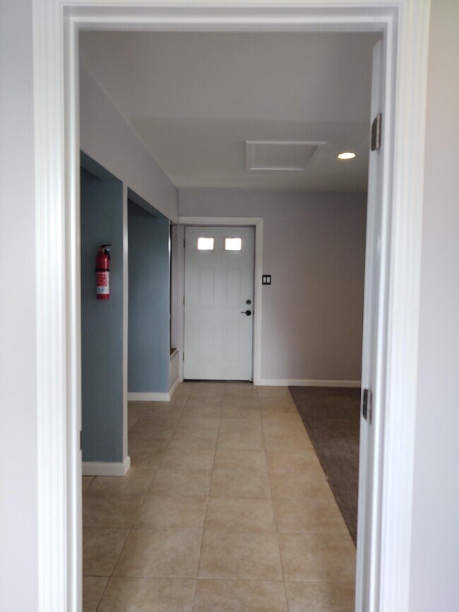 Building Photo - 752 Pomeroy Rd