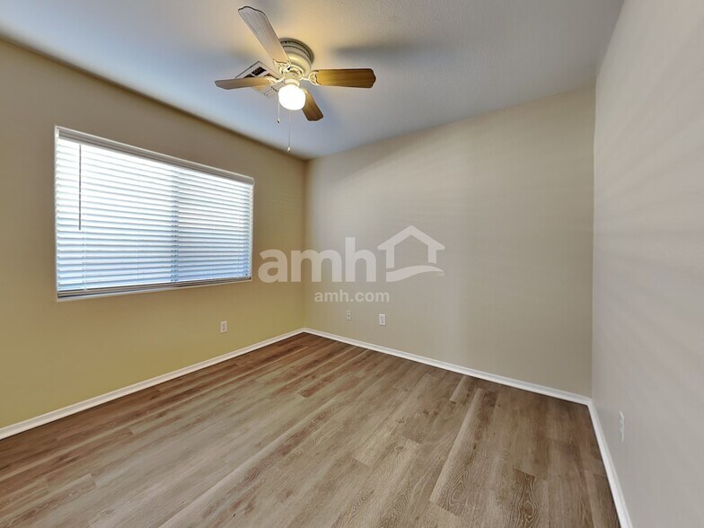 Building Photo - 6323 W Winslow Ave