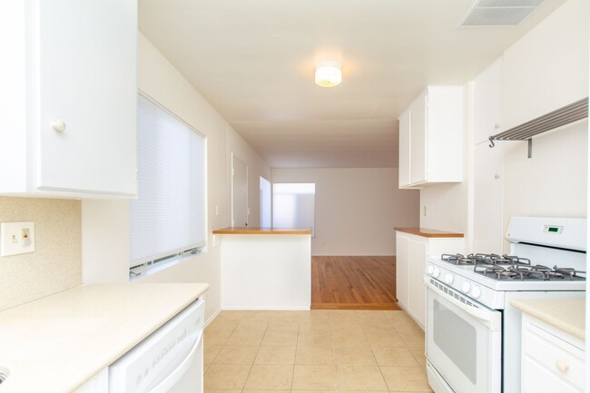 Building Photo - Spacious 2 bedroom / 1 bath home in Pacific Beach / Crown Point!