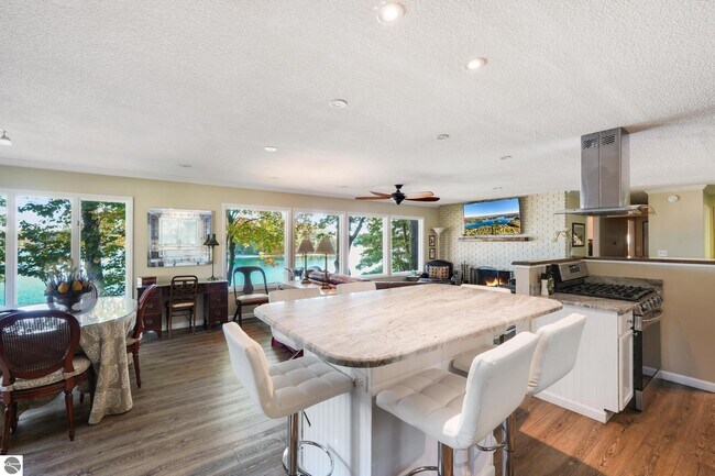Building Photo - 5521 Silver Sunrise Trail