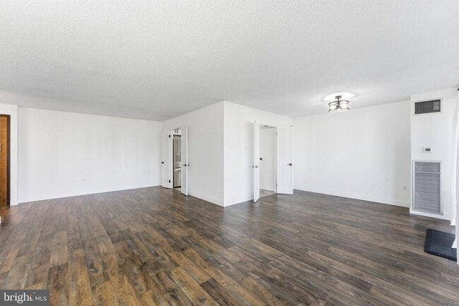 Building Photo - 250 S Reynolds St