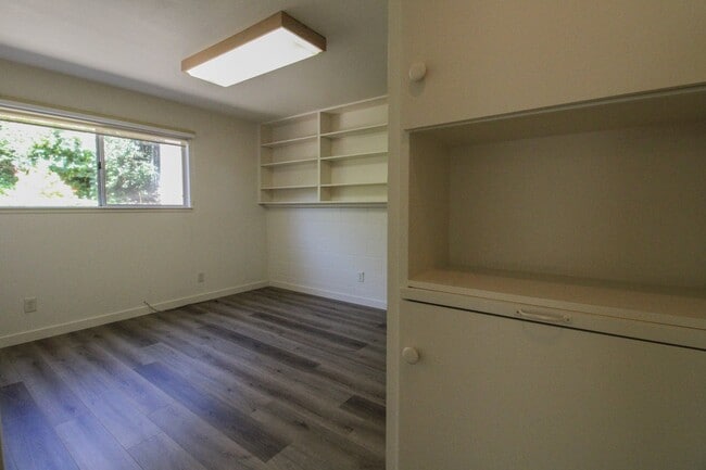 Building Photo - 298 Country Club Dr