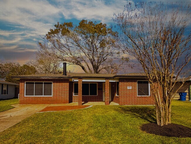 Building Photo - 1526 15th Ave N