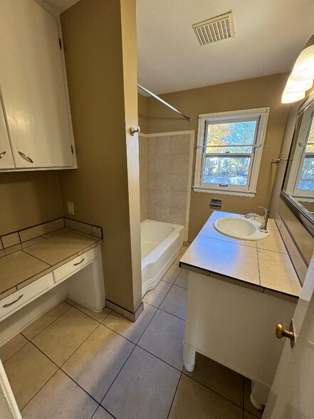 Building Photo - 825 E 35th Ave