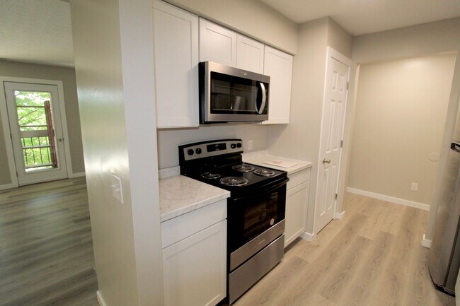 Building Photo - Stunning Fully Remodeled 3BR Condo at Madison Manor – Available This July!