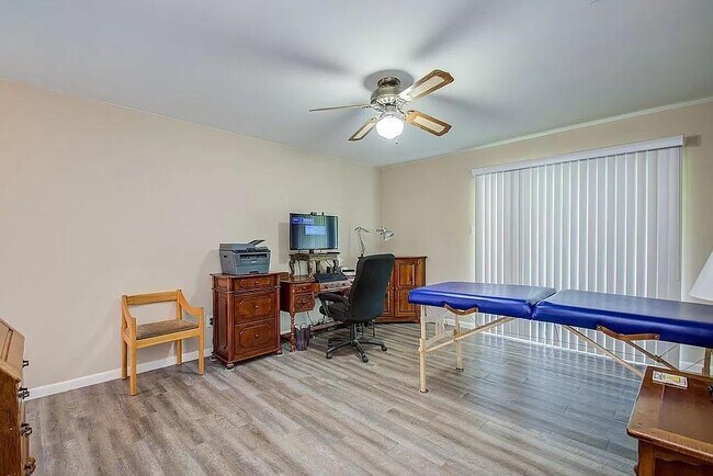 Building Photo - 2722 N Doral Dr