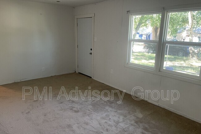 Building Photo - 3336 SE Girard St