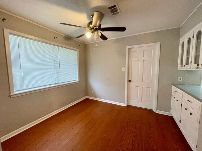 Building Photo - 6510 Daisy Dr