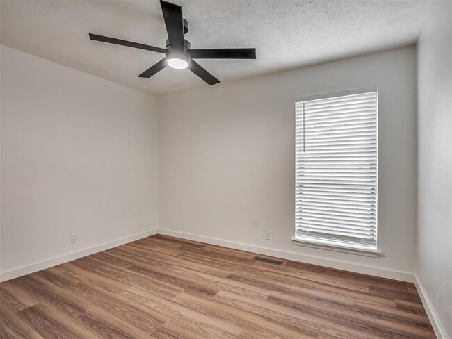 Building Photo - 1819 Lakehurst Dr