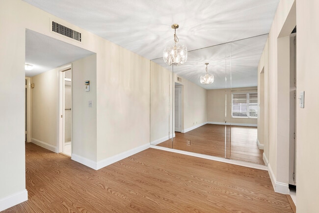 Building Photo - 212 W High Point Terrace