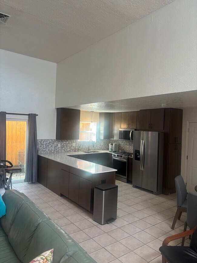 Building Photo - 2816 Palo Verde Dr NE