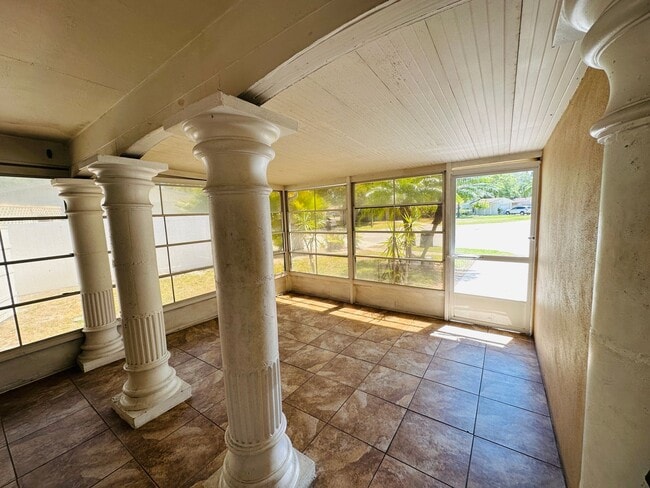 Building Photo - 3/2.5/1 Freshly Updated Pinellas Park Home