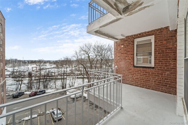 Building Photo - 730 Pelham Rd