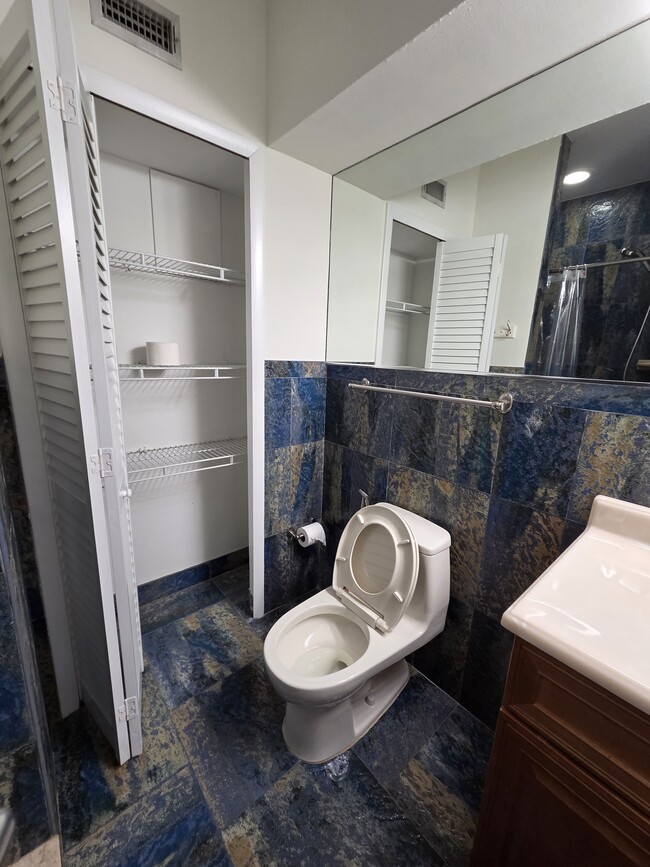 Building Photo - 1008 Macy St