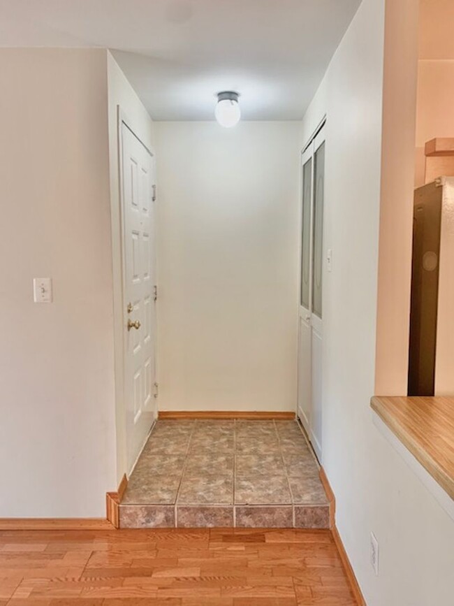 Building Photo - Beautiful and large 1 BR 1 BA! washer and ...