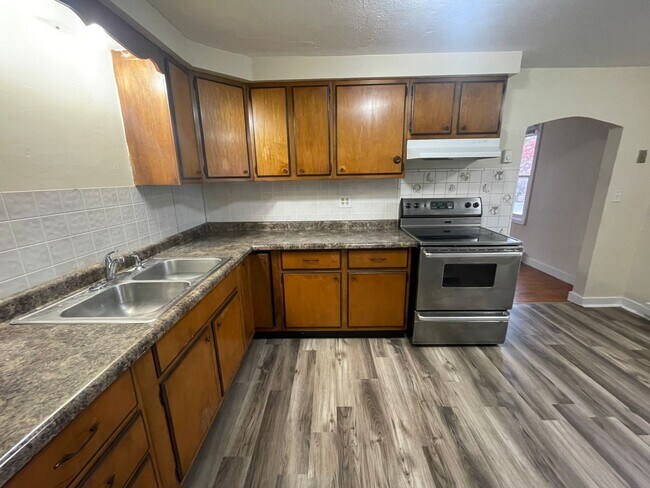 Building Photo - 3 Bedroom 1 Bathroom house Available Now!