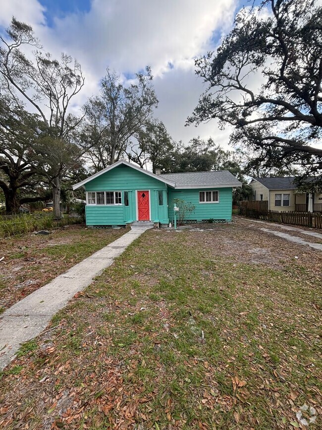 Building Photo - Newly Renovated 2 Bed 1 Bath Home