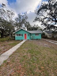 Building Photo - Newly Renovated 2 Bed 1 Bath Home