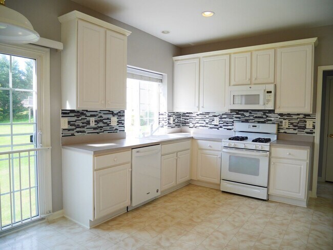 Building Photo - 5 Bedroom 2.5 Bathroom Home- Located in Fi...