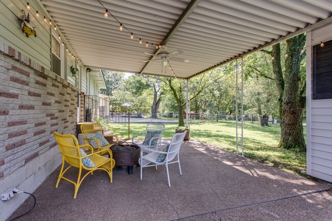 Building Photo - Crieve Hall Ranch with Studio