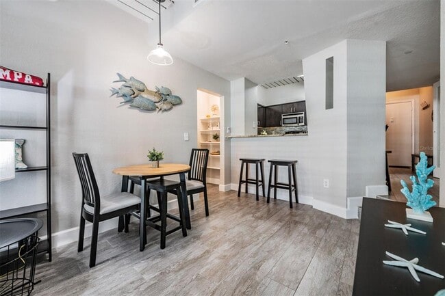 Building Photo - 2410 W Azeele St