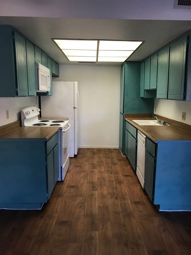 Building Photo - BEAUTIFUL 2 BEDS 1 1/2  BATHROOM APARTMENT PLUS 1 CAR GARAGE MLOVE IN SPECIAL