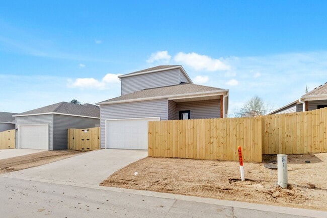 Building Photo - Spacious Home in Fayetteville!