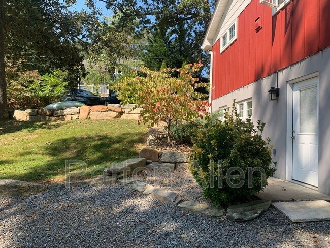 Building Photo - 109 Barnard Ave