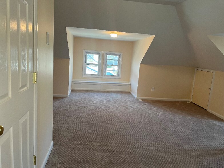 Building Photo - 8 Bayview Ave