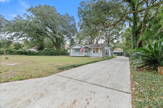 Building Photo - Charming Cottage-Style Home in the Heart o...