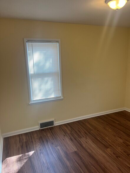 Building Photo - 1709 W Farnum Ave