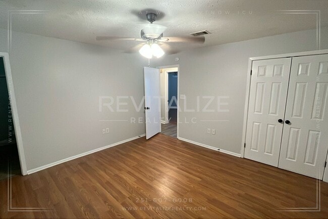 Building Photo - Stunning 4 Bed/2 Bathroom Home in West Mob...