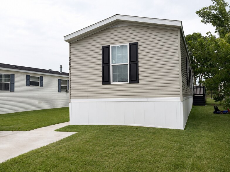 Building Photo - 15381 Danseur Dr