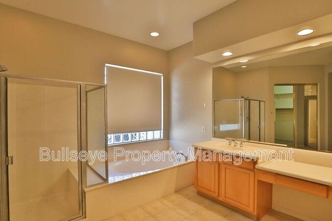 Building Photo - 1550 N Robin Ln