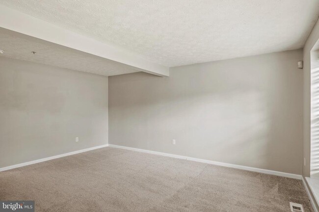 Building Photo - 8755 Thornbrook Dr